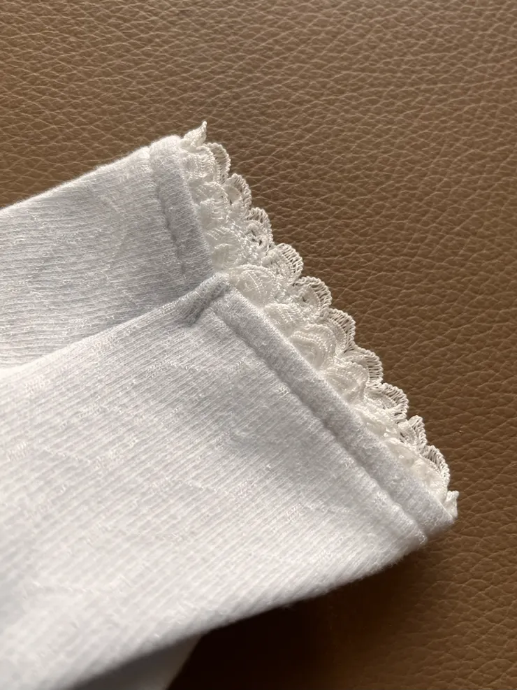 袖口還有精緻蕾絲花邊🌼