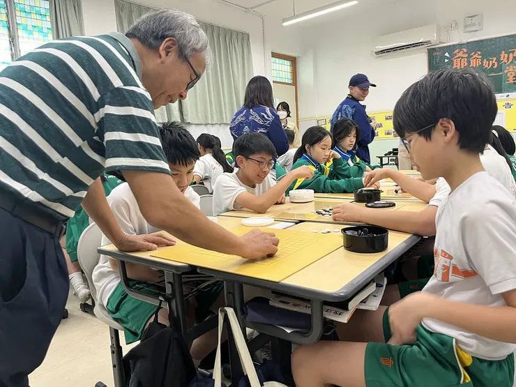 圍棋老師張慶章先生教導學生