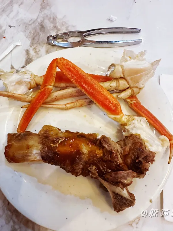 大螃蟹腳是今天的熱門菜~跑了好幾趟才搶到XD沒什麼肉也不甜，旁邊那根豬勒排好吃多了~Q嫩又多汁