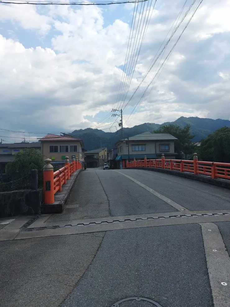 褚紅色的今宮橋是飛驒古川的景點之一。另外，我發現飛驒高山跟飛驒古川經常有這種小橋，然後從橋上拍出去的景色都蠻漂亮的