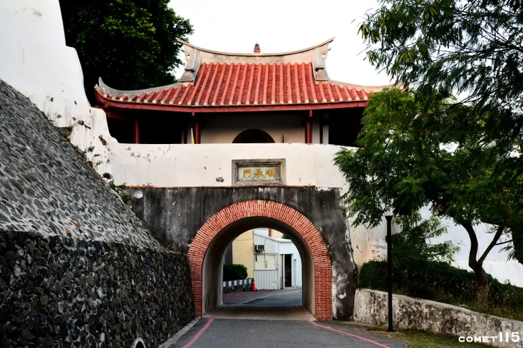 順承門是媽宮城的小西門，門額上寫著「光緒十四年仲春月吉立」