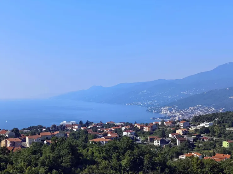 由卡斯塔夫堡壘(Fortica)舊址俯瞰奧帕蒂亞方向景色