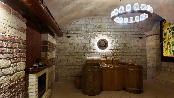 啤酒浴的泡澡桶，中間還有裝啤酒的機器！