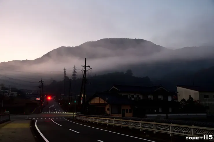 直到出發時，天上才終於出現了點雲霧