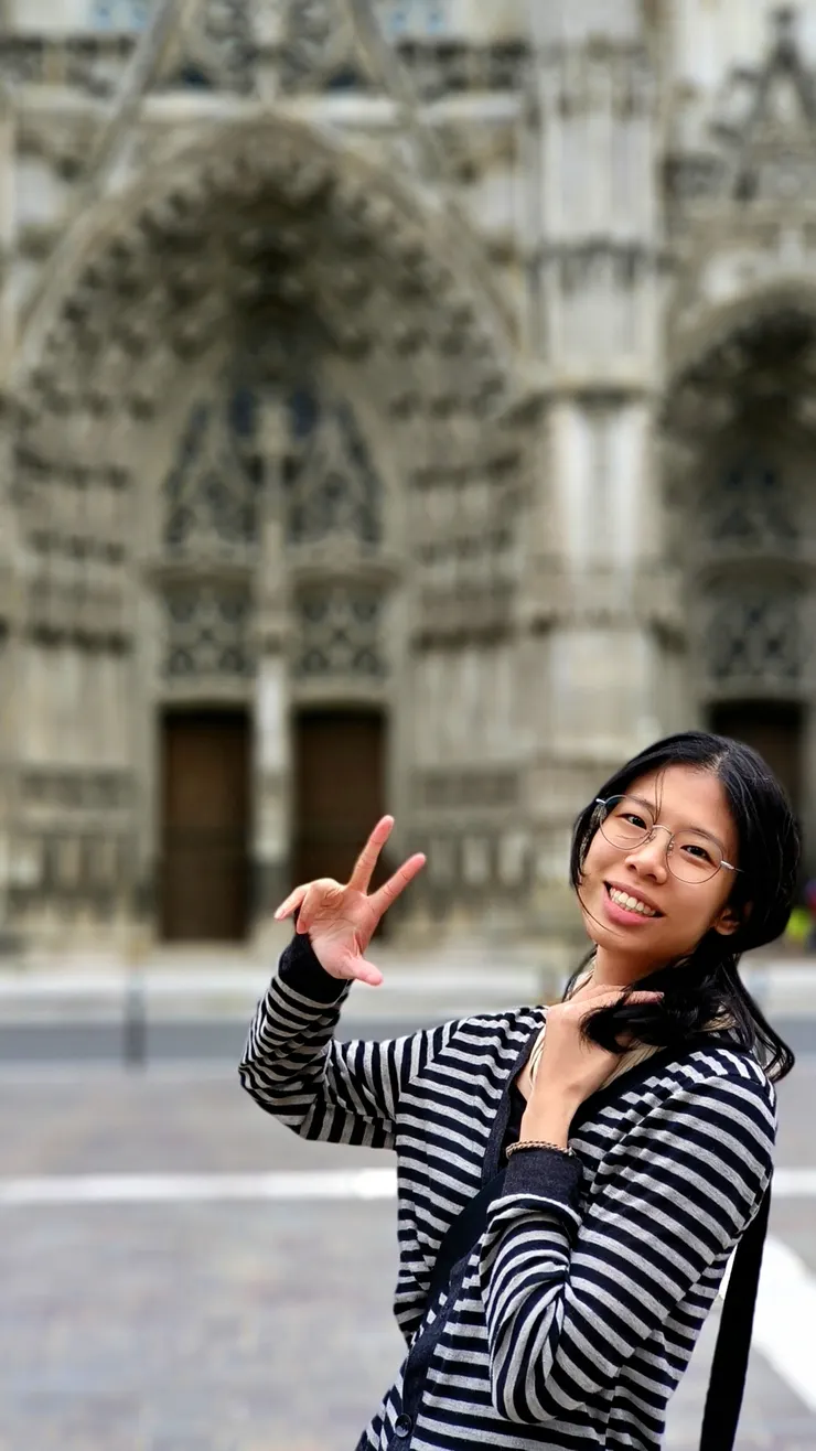 【女兒在大教堂前】