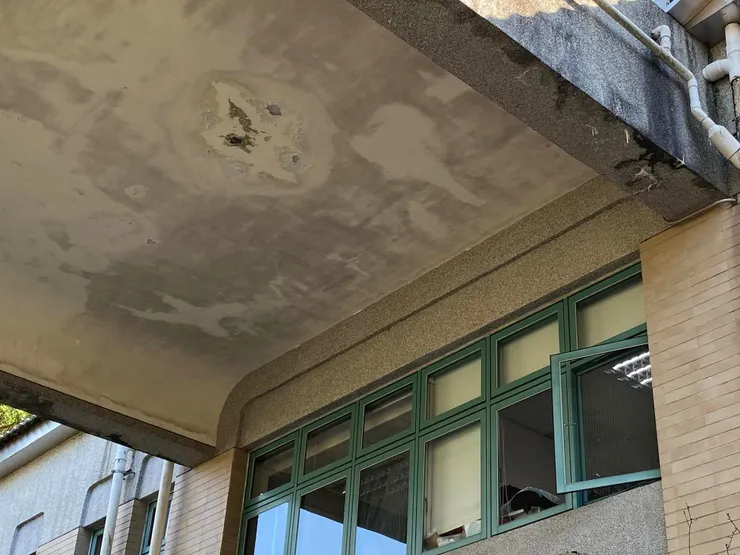 入口雨庇帶有圓弧角的設計