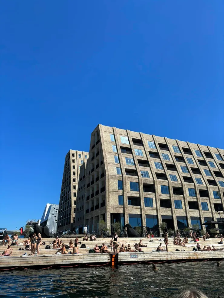 好天氣時當地人會出來盡情享受陽光、曬日光浴！