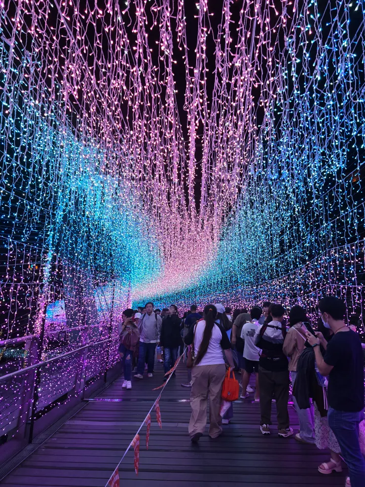 最喜歡這條光廊，但就是人最多連結大遠百的這條。