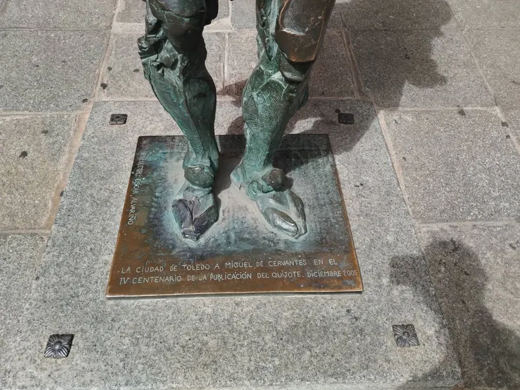 這段文字寫的是:托雷多市獻給米格爾·德·賽凡提斯,紀念《堂吉訶德》出版四百週年。2005年12月。