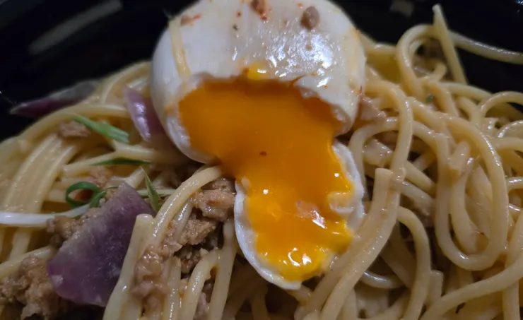 切開這顆半熟蛋後的樣子～