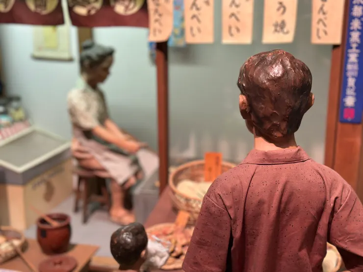 如此近鏡看著店內的婦人在幹什麼？