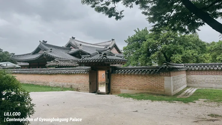 請大膽穿過這個小門,象徵解脫。