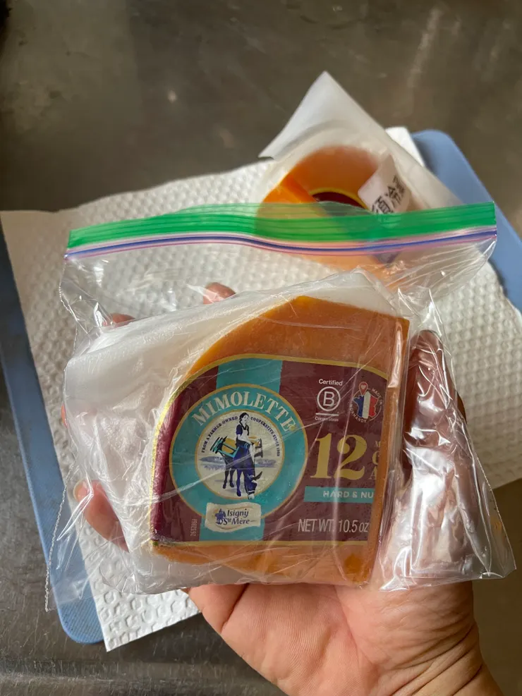 再把類真空處理過的起司放在夾鍊袋保存。