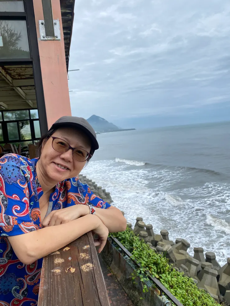 靠在來去海邊窗台的我