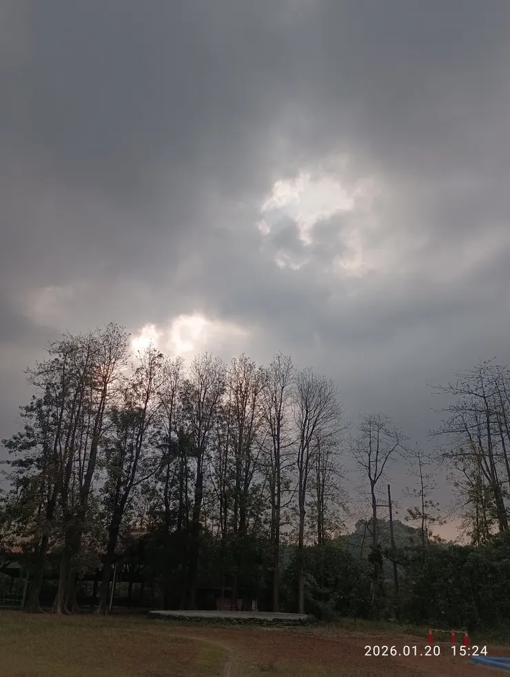 曾游處心事成灰，皆自拍攝