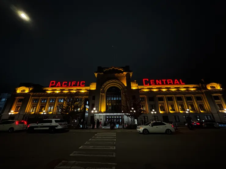 夜晚的加拿大火車站