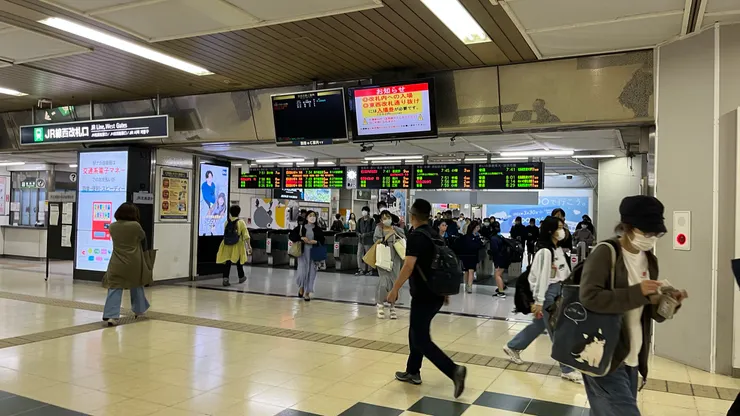 人相當多的札幌站。