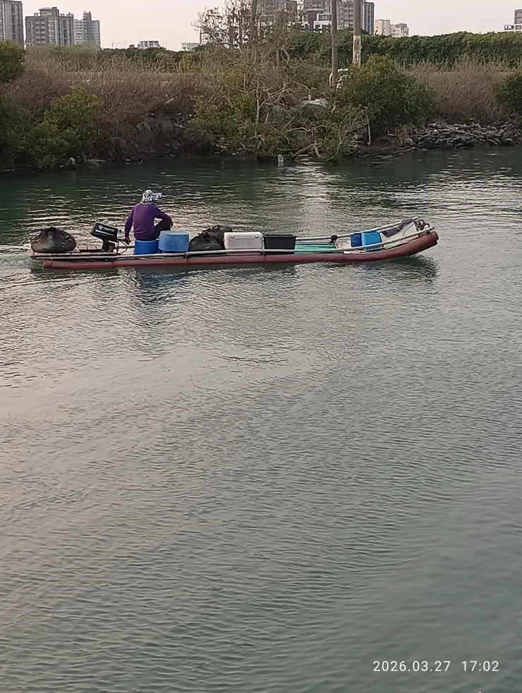 漁人獨駕笩去遠