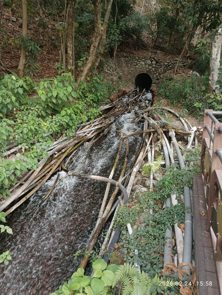 出水口，有居民在此以水管直接取水通往家用