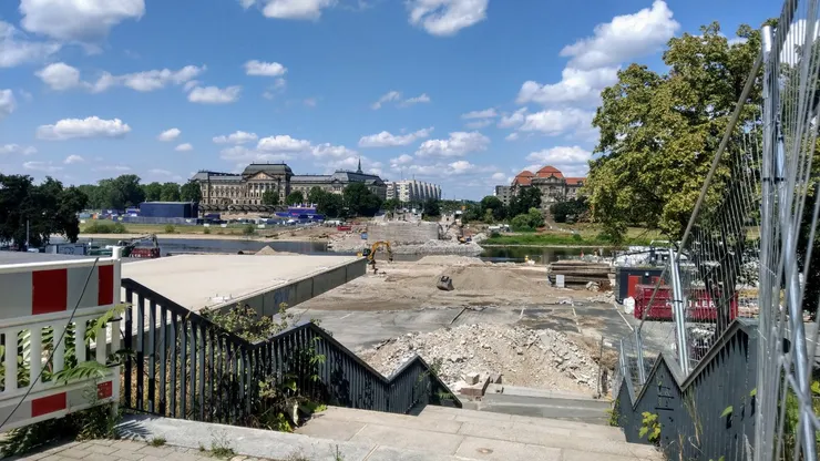 拆除中的卡羅拉大橋Carolabrücke