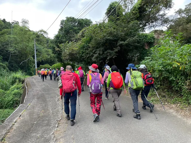前進陳家登山口，要踢約1.9KM的產業道路，清晨微涼路寬敞，走起來不累