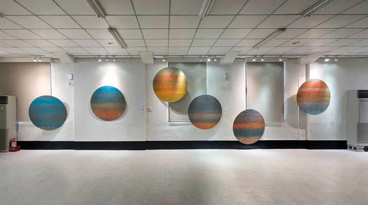 西元2025年06月，虹心球、空間與時間的對話。