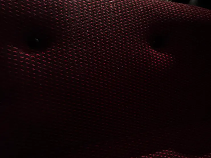 椅背上這兩個會噴氣 請小心！