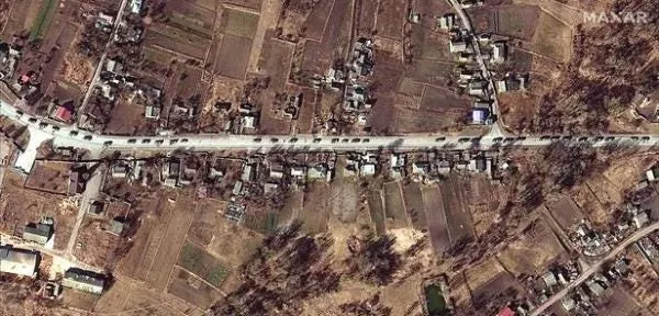 3月2日，正朝著位於烏克蘭首都基輔北部的城市切爾尼戈夫南下的俄軍車隊因無法提速而幾乎停滯不前。這條車隊全長達64公里。