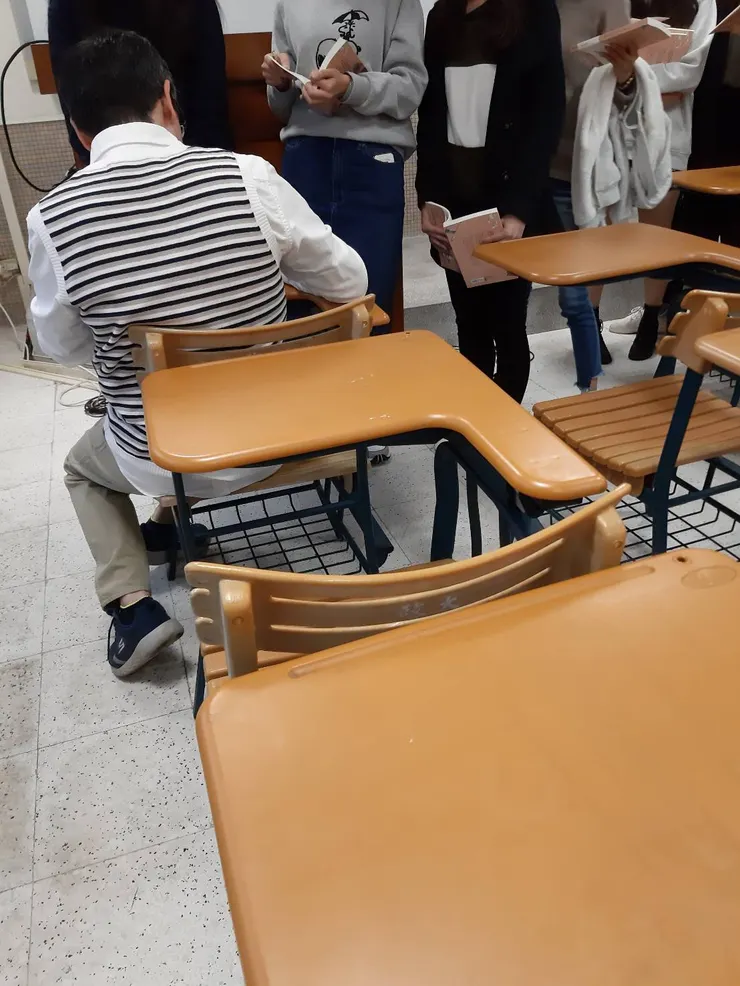 簽名中的徐國能老師背影