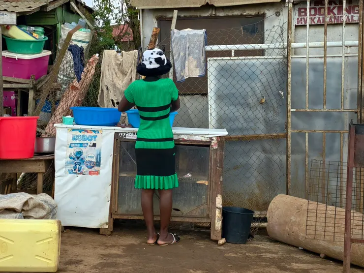 小店老闆娘正在清洗物品,她們總是穿得很亮很得體。