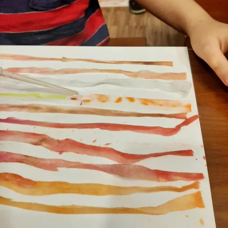 滴水將色彩暈開，然後平放晾乾