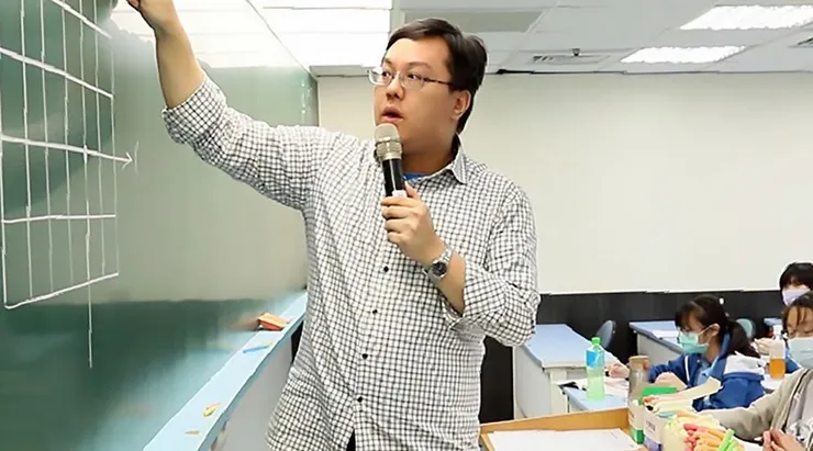 圖說：周杰老師透過板書拆解觀念，引導學生建立完整解題架構。（圖／周杰數學）