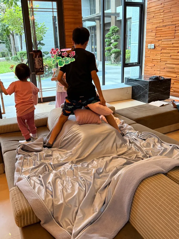 其實我當天看到的畫面是，甘翹腳吃點心觀戰耶😂