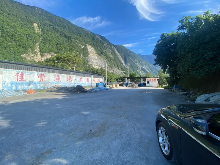 車車與海灣入口處的合影