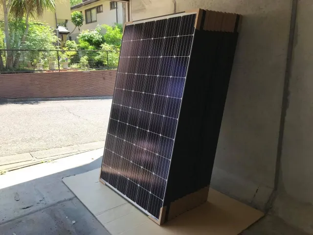 正準備上屋頂的太陽能板