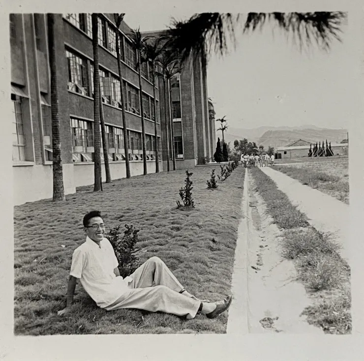 甫完工的土木工程館（照片為筆者家人拍攝 1957年）