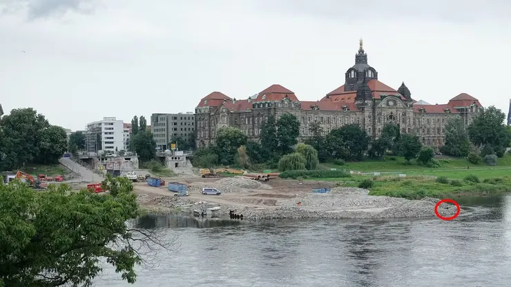 因拆除去年十月倒塌的卡羅拉大橋，意外發現二戰時期遺留的炸彈（紅圈處為擬發現地點），後面是建築是薩克森總理府