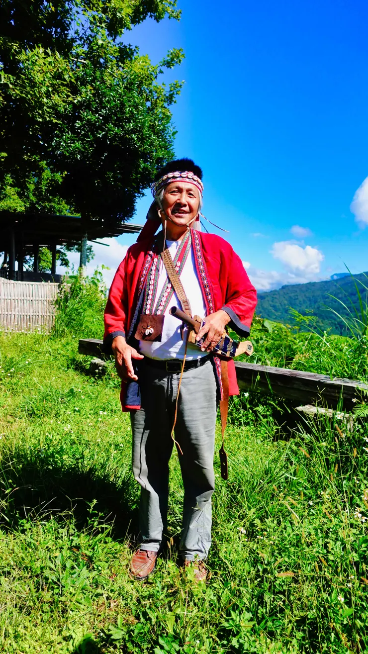 這位是今天的導覽老師方朝讚長老,身上的佩刀等等有大大的用途