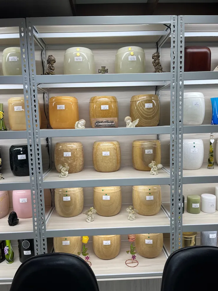 滿滿的骨灰壇。