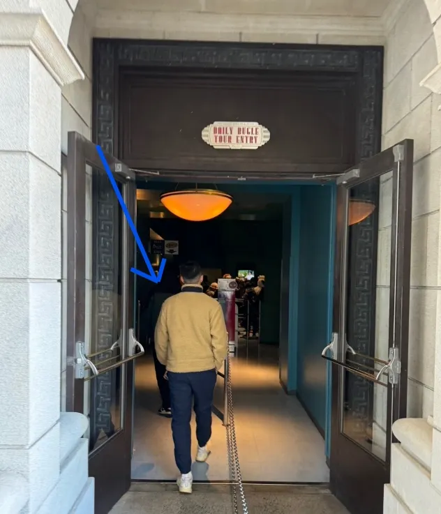 左邊是快速通關通道，右邊是一般通道