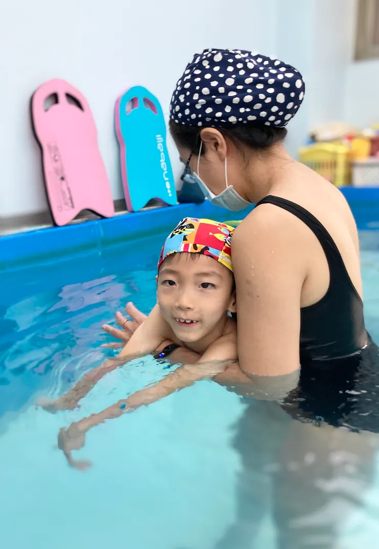 水療不是游泳，是透過專業的物理治療師在水裡替腦麻兒做的治療運動。
