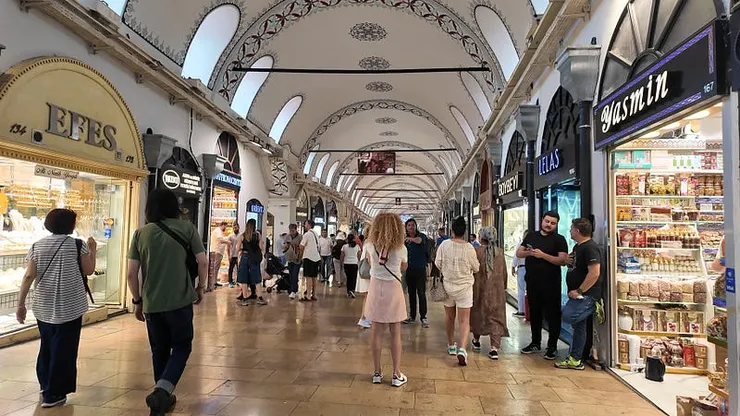 大巴札內商品琳瑯滿目，不過有許多街道主要販售貴金屬。