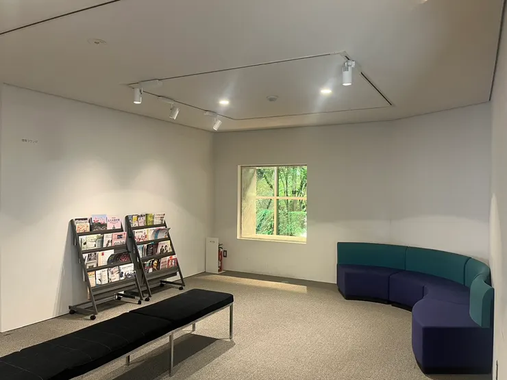 Rest area next to the exhibition area in the Museum of Fine Arts