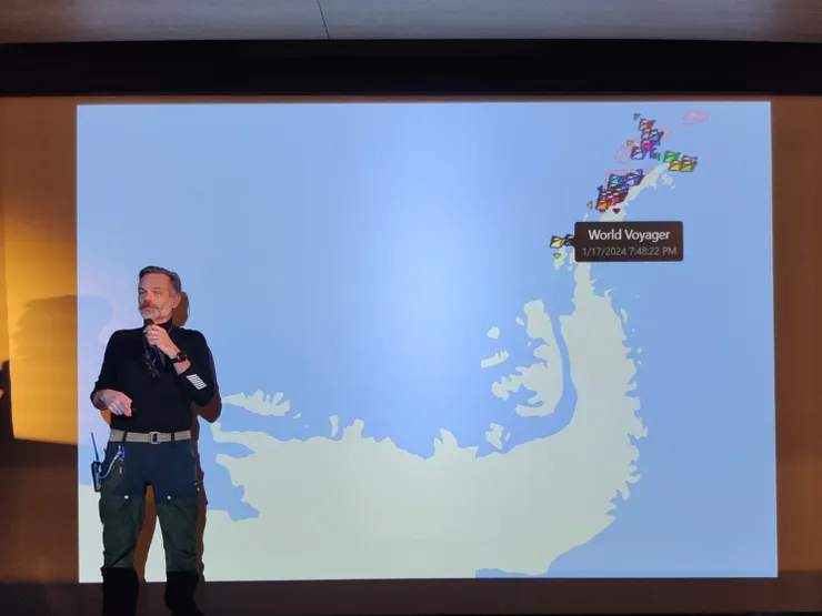 隊長說，我們是目前唯一一艘在南極圈範圍內的船，其他船都在南極半島北端或周圍小島。