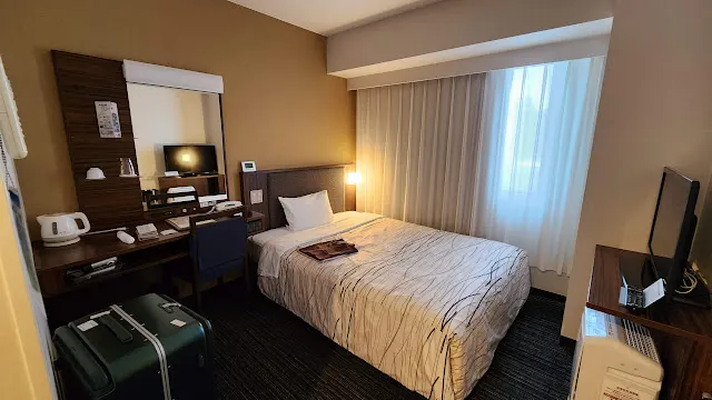 單人房比想像中大間寬敞，26吋行李箱平放都還有空間