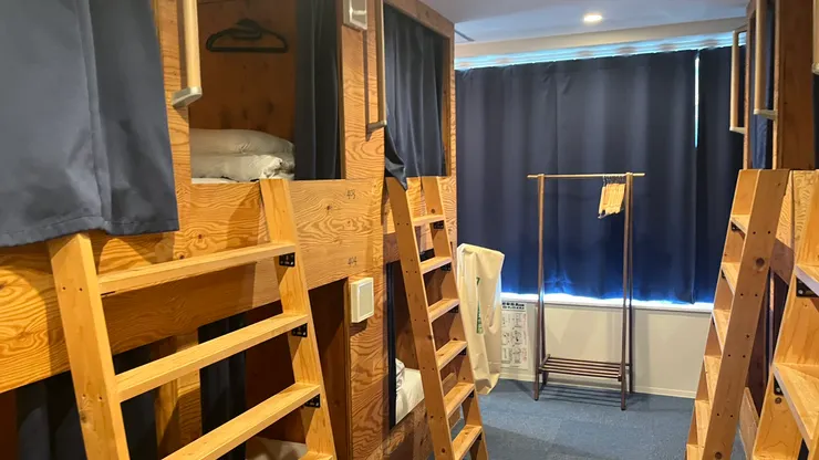 除了房間裡有衣架，窗邊的也是大家都能使用。