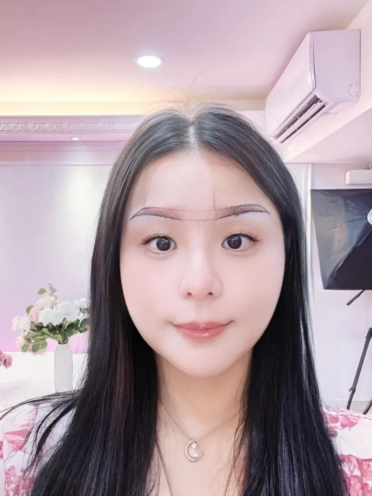 眉毛定位完成嘍！拍一張照留念