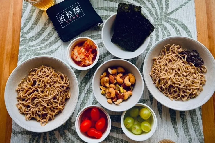 圖說：日日好食好控麵輕鬆改善日常營養，不僅提供紮實飽足感，內涵的優質蛋白、膳食纖維等，更能精準補足修復肌肉所需的關鍵營養。（資料來源：日日好食）