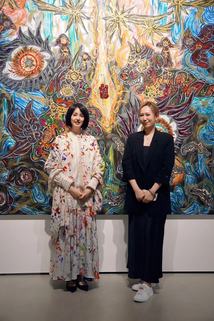 (右)Mavis瑪菲司對小松美羽散發的獨特靈性非常著迷