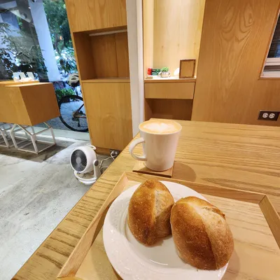 用迷你法棍鼓舞午後小二鐵，即使選拿鐵還是喝得到果香☺️